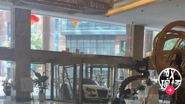 上海一男子驾跑车冲撞五星级酒店大堂被抓，律师：或担刑责！