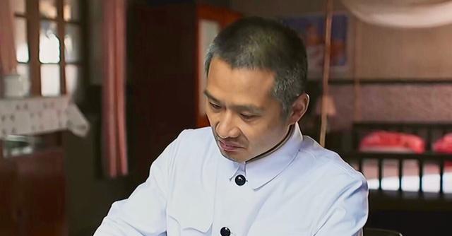 父母爱情|《父母爱情》老丁不尽意人生的缩影——半瓶五粮液