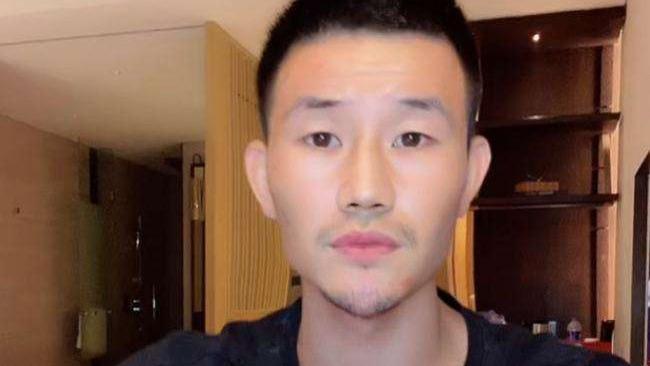 “嘎子”直播又作妖，公然摸女助理大腿，被网友吐槽?“性骚扰”