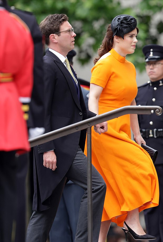 尤金妮公主|英女王18岁孙女成新晋时尚黑马？白裙配粉发箍好美，比梅根都贵气