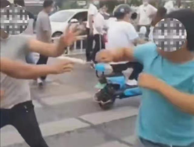 郑州2男子大街上打的难舍难分,交警都插不上手,网友:卧龙凤雏