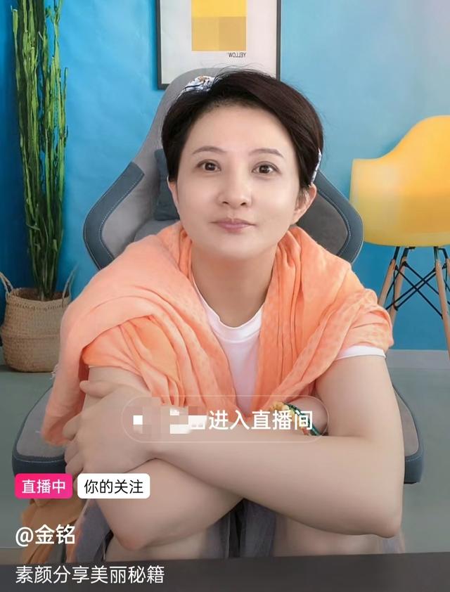 金铭|42岁“小婉君”金铭直播带货，素颜出镜引关注，北大毕业至今未婚！