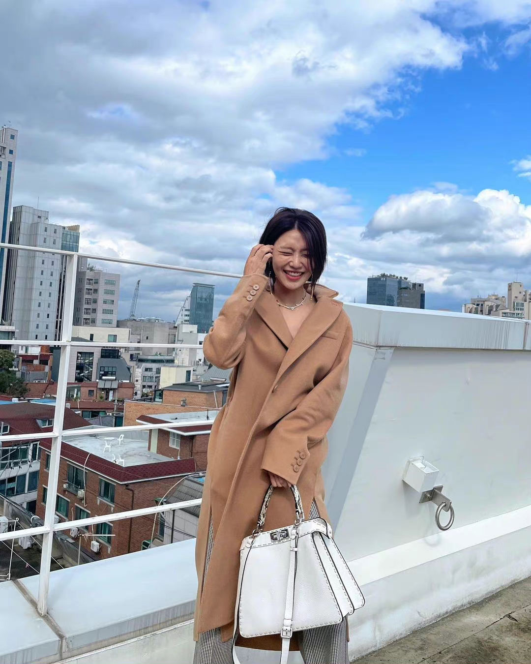 穿衣搭配|“财阀夫人”少女时代秀英?贵气袭人的秋季穿搭,秀出骨感身材