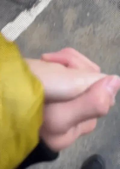 张柏芝|还是张柏芝大方，晒与神秘男十指相扣照，疑似又恋爱了？