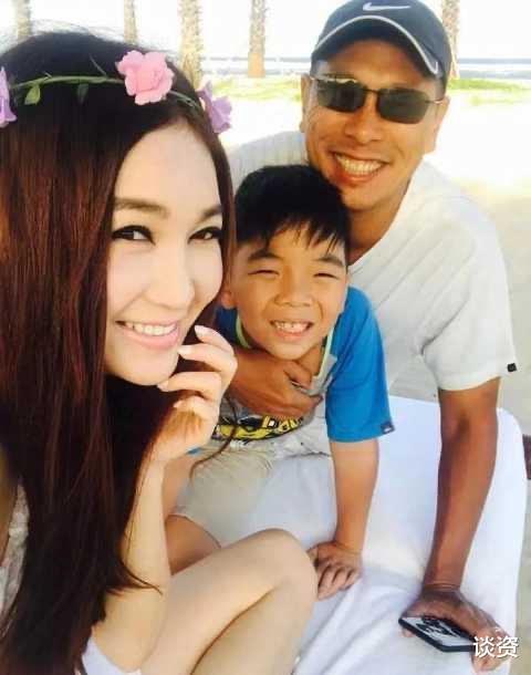 温碧霞|55岁温碧霞练瑜伽，穿背心大秀小蛮腰，扎双麻花辫酷似高中生