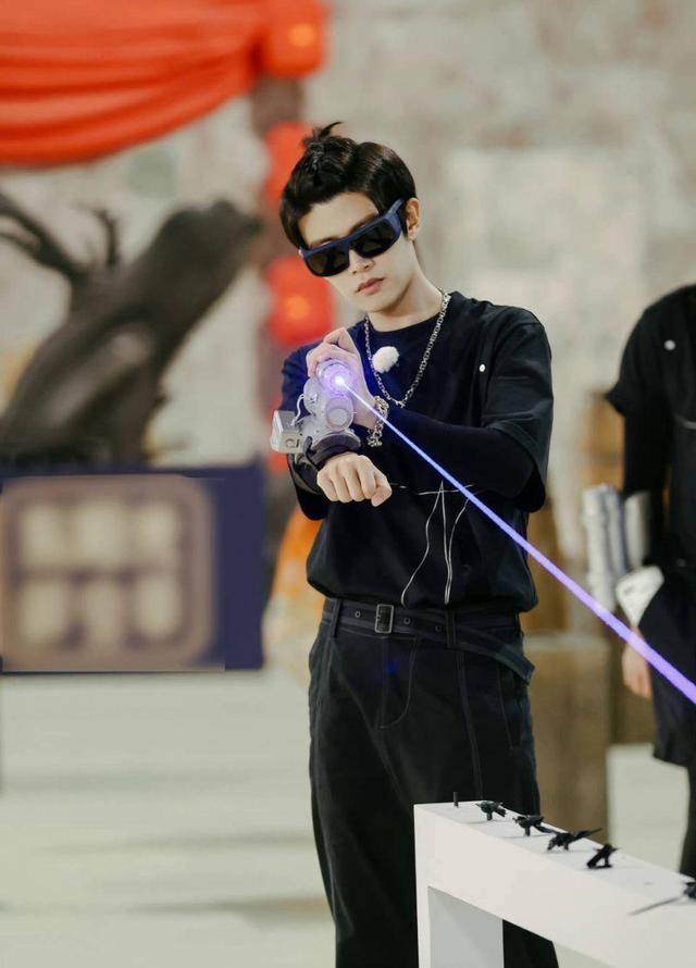 任嘉伦|代拍闻之丧胆!任嘉伦片场兼职捉代拍!代拍文学形容得太传神