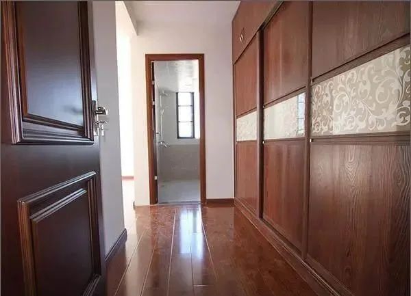 老婆把阳台可客厅打通后,我家像是200平的大户型,很气派!