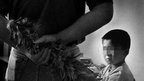 父亲因6岁儿子不写作业，暴打儿子后将其活埋，被捕时还面露笑容