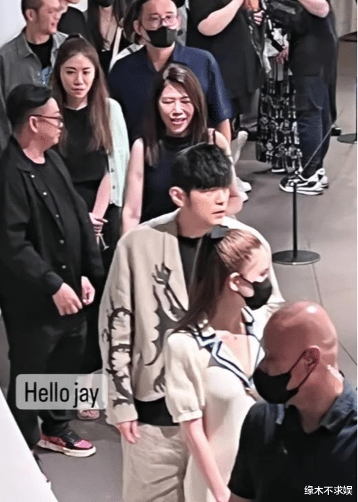 周杰伦|周杰伦新加坡办艺术展，昆凌被夸美如洋娃娃，周杰伦穿搭却被吐槽