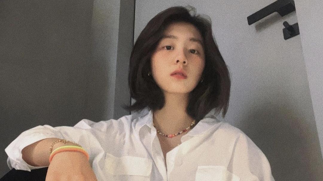 明星素颜|16岁多多晒自拍，穿白色大码衬衣御姐范儿十足，素颜出镜五官精致