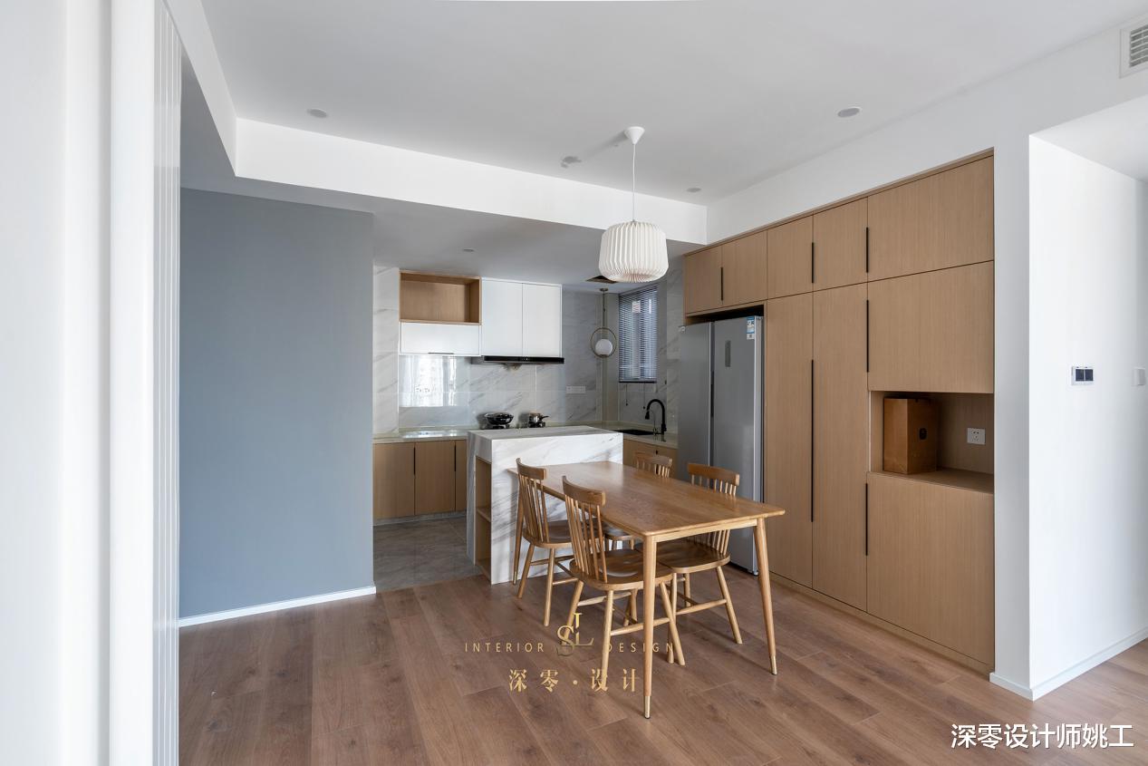 没想到衣帽间里还能装岛台，连着卡座适当留空，实用性只增不减