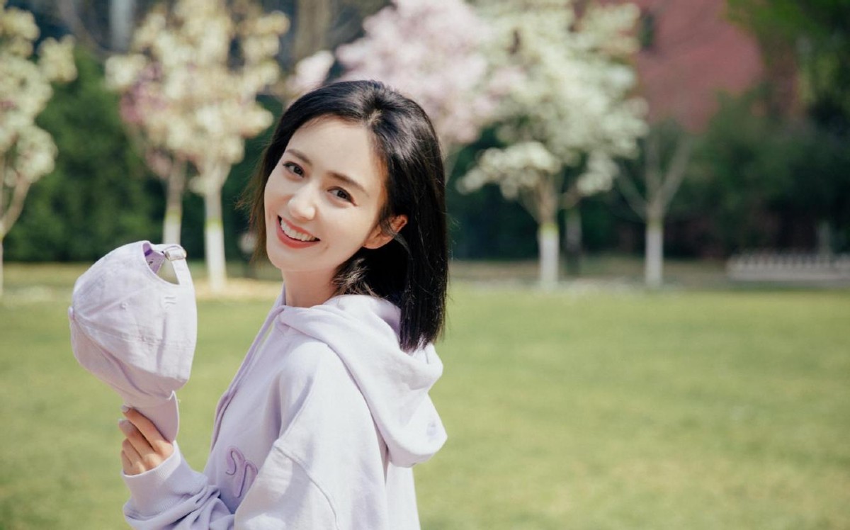 穿衣搭配|佟丽娅一笑甜到人心里了,穿香芋紫色卫衣扮嫩不违和,清纯又养眼