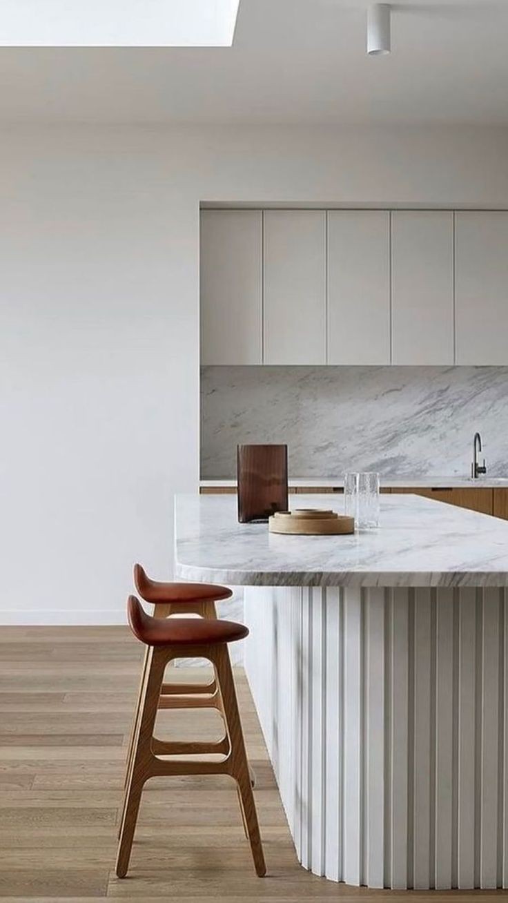 聪明人都喜欢给厨房增加一个吧台,水磨石+水泥,颜值太高了