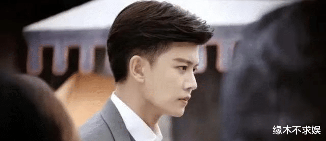 请君|任嘉伦《请君》挑战背头造型，片场生图太带感，之前也曾挑战过