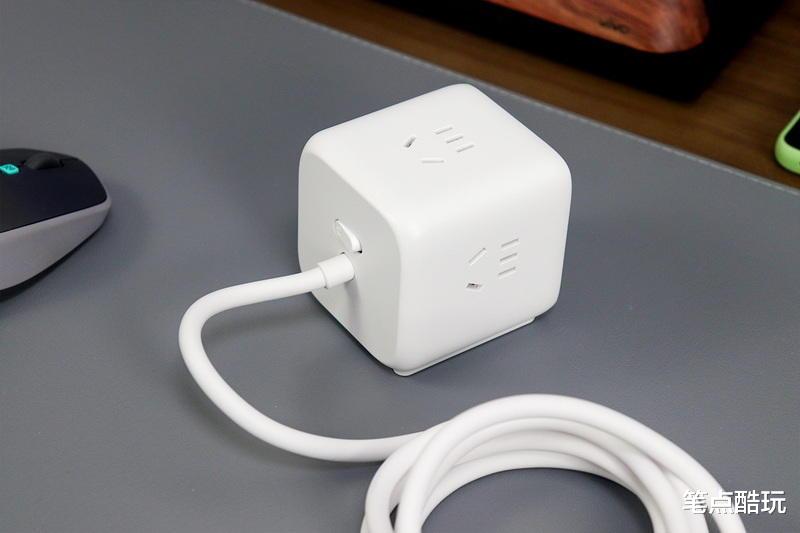 exynos|桌搭超實用，4口快充與市電3插合體，綠聯65W氮化鎵智充魔盒體驗