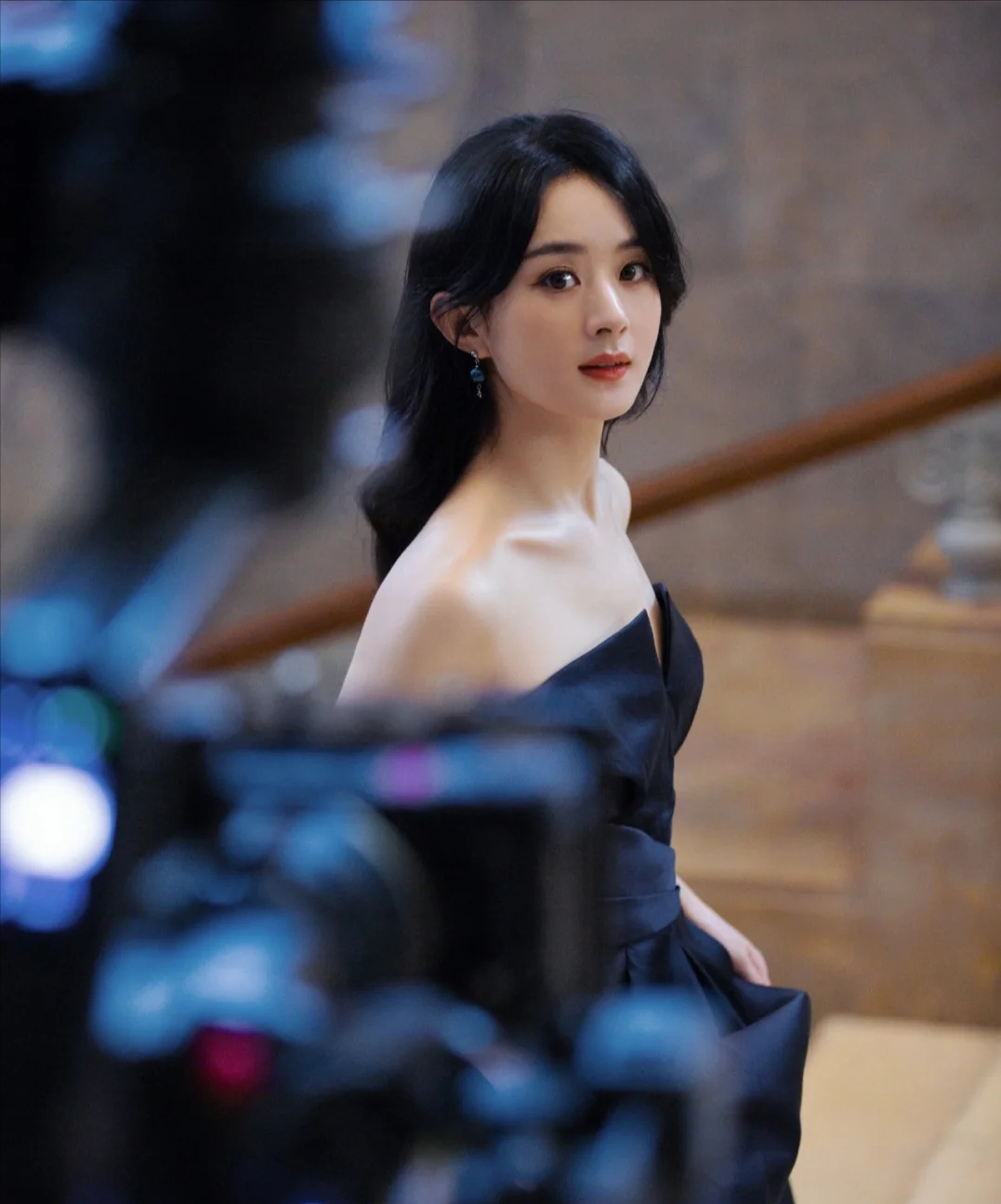 赵丽颖|赵丽颖黑色深V连衣裙气质满分