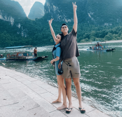 何超莲|何超莲与窦骁甜蜜出游，穿人字拖亲密依偎，最萌身高差秀足恩爱