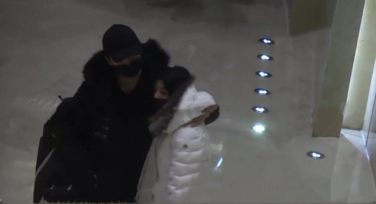 宋佳|陈晓到剧组探班老婆！陈妍希在酒店门口撒娇，被男方一把搂在怀里