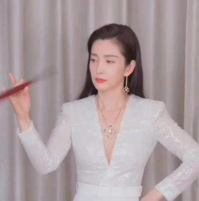 王冰冰|央视王冰冰隐私被扒!19岁就和男友同居,四级成绩不及格