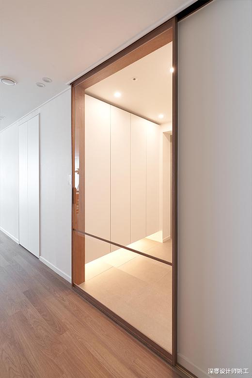 124㎡现代白色调两居室，整屋大白墙，独立下沉式玄关让人眼前一亮