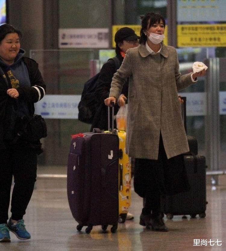 徐静蕾|徐静蕾美国被偶遇，穿百元上衣腰身臃肿，路人镜头下年龄感很真实