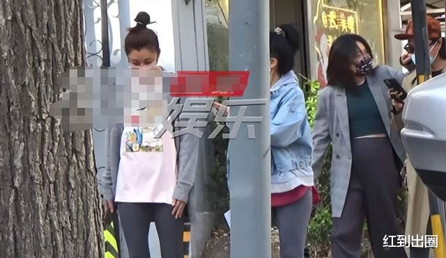 殷桃|42岁殷桃素颜和闺蜜逛街,穿大码T恤像孕妇,在店里试衣服被偷拍