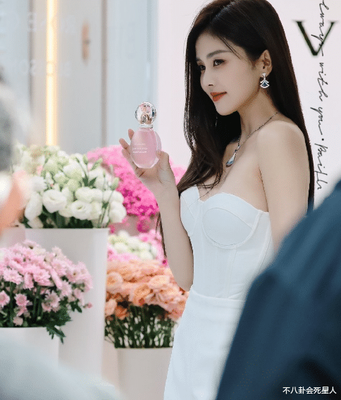 倪妮|柳岩的胸、倪妮的肩颈，明星值得“百万保险”的部位，真让人羡慕！