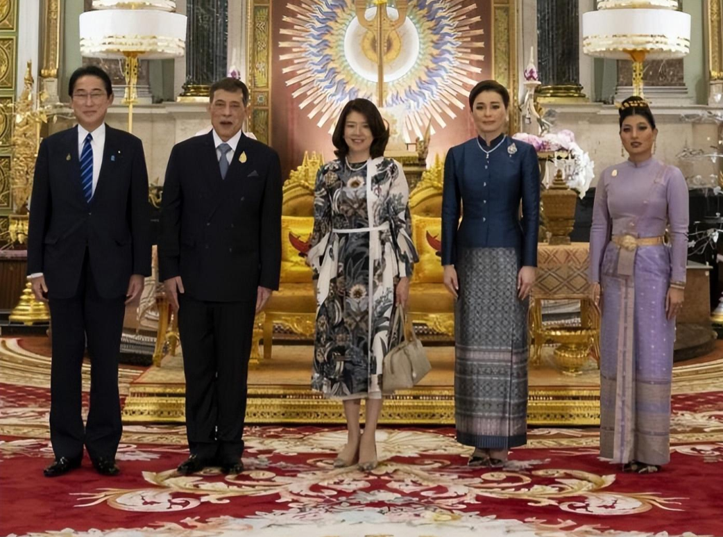 思蕊梵|58岁岸田裕子亮相大皇宫！和思蕊梵握手落落大方，站C位美成焦点