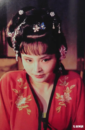 陈晓旭|1986年出版的“红楼定妆照”挂历，要多丑有多丑，陈晓旭面目全非