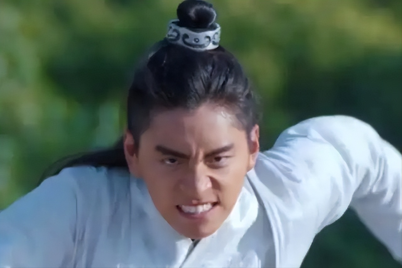 胡歌|胡歌川西拍古装剧被偶遇！体型高大造型显邋遢，面容憔悴表情严肃