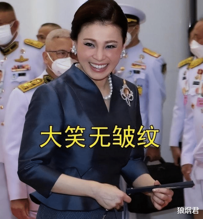 整容|70岁老国王迷恋整容,苏提达含泪跟随,一张脸肿的像发面馒头