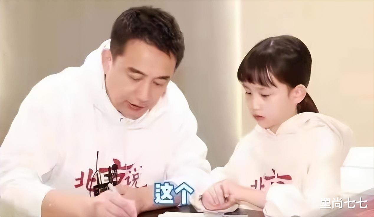 辣妈 黄磊小女儿这刘海剪的，灵气都剪没了，太男相和老爸共用一张脸
