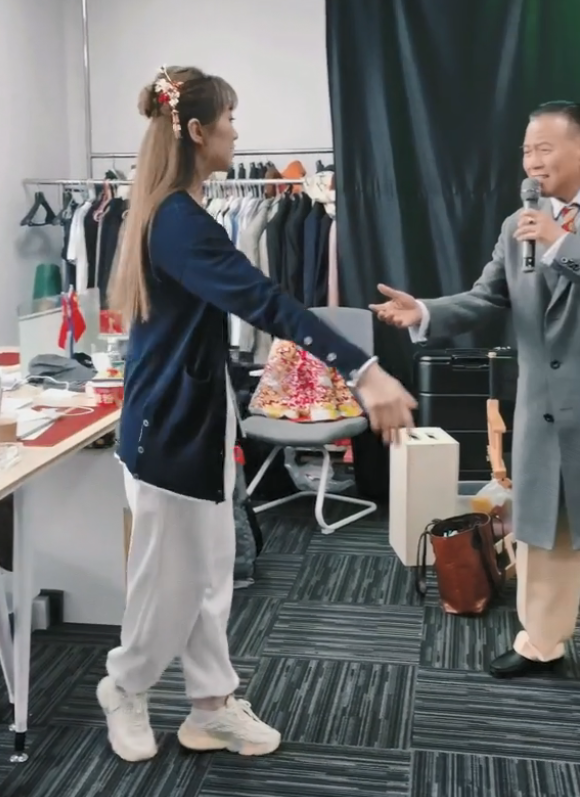 万梓良|万梓良与美女过分亲密,手持话筒深情凝望,女演员尴尬不已