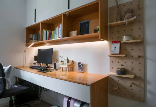 32岁阿姨的穷装新房火了，大白墙不吊顶，软装的力量实在是太强大