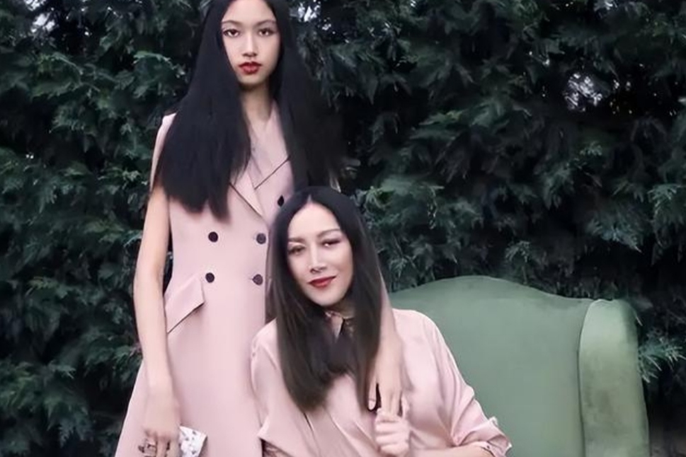 女大学生晒“母女同款”照,妈妈气质完胜,网友:没对比就没伤害