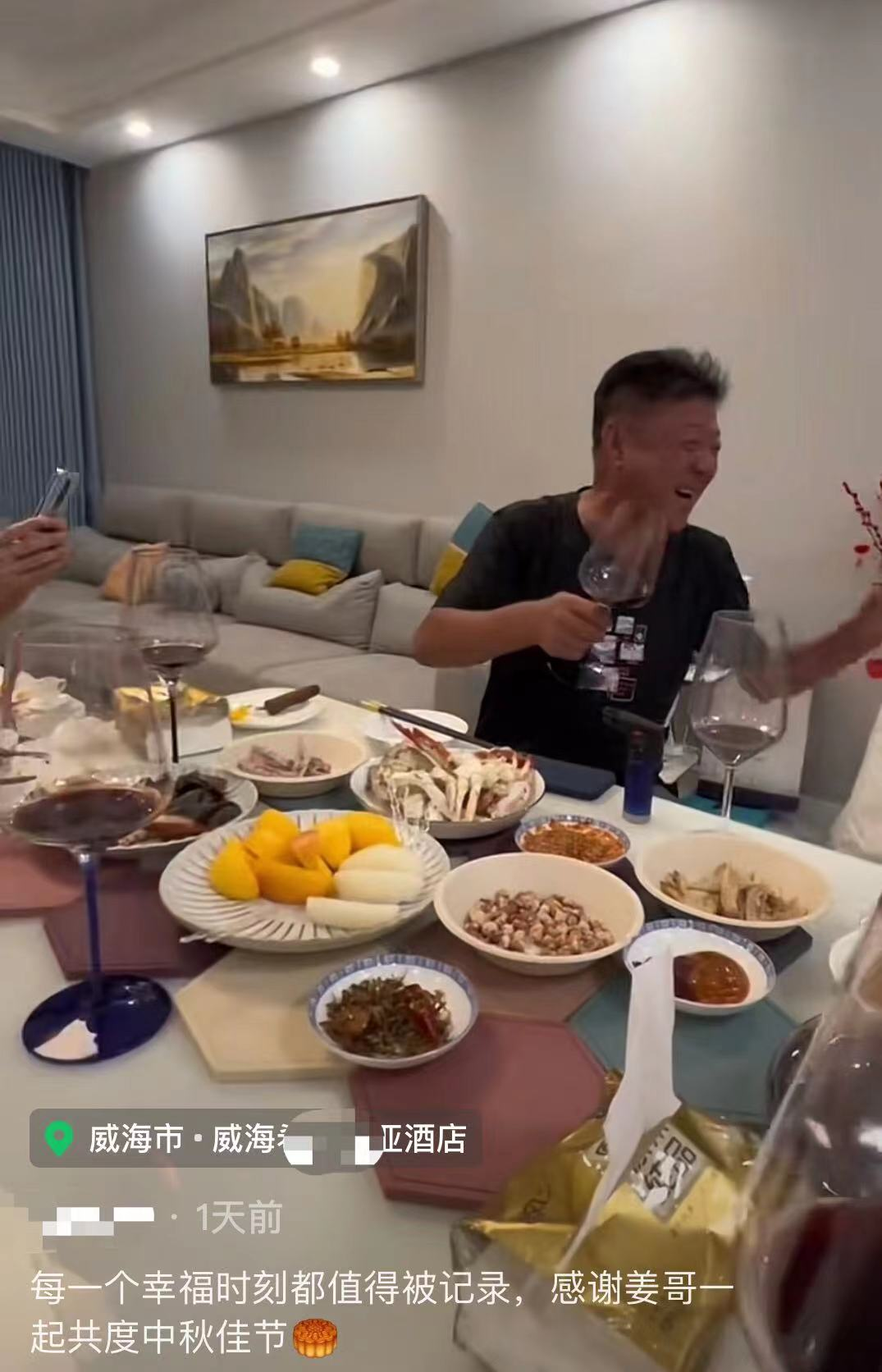 姜育恒|63岁姜育恒疑回山东老家!兴奋喝酒满脸通红,6人吃4盘菜太俭朴