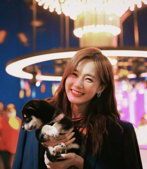 李一桐|笨蛋美女好敬業！李一桐錄制《跑男》牙崩仍堅持拍攝，喜劇人實錘