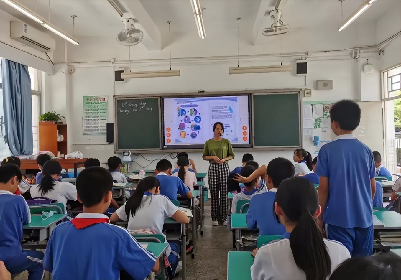 深圳市|为了30万年薪，离开家乡选择到深圳当老师，北大硕士如今后悔了