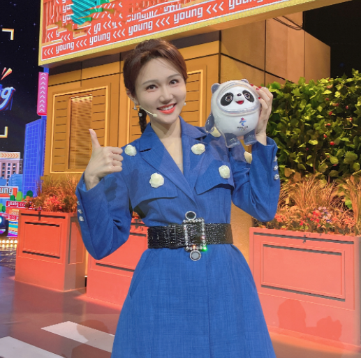 龙洋|央视龙洋指压板上跳绳!穿破洞裤长腿纤细,没站稳吓到失声尖叫