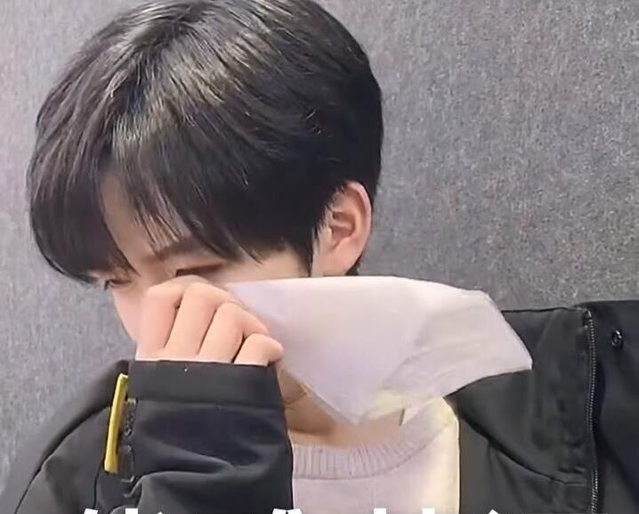 贺峻霖|幼年帮妈妈追星马天宇,后靠实力获李飞赞赏,为何却不受重视?