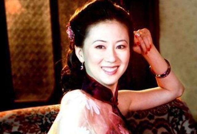 她因“人体模特”与丈夫离婚,被父亲冷战,今46岁孤身一人!
