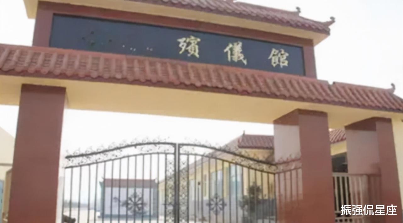 2000年,江苏女工人在车库偶遇收养16岁孤儿,15年后被回报1530万!