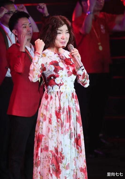 陈红真长胖不少啊！花裙配离子烫，衬得圆脸肿了一圈