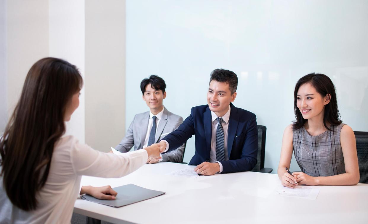 面试|面试题：一头牛800KG，一座桥承重700KG，牛怎么过桥？如何回答？