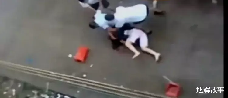 广东佛山一女子遭丈夫当街暴打,按地割喉