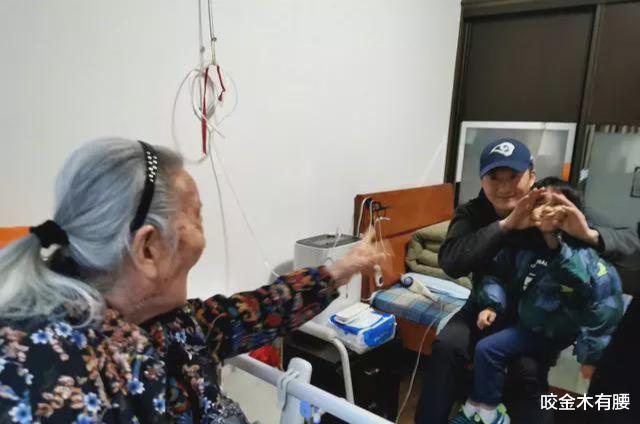智取威虎山|吴京随谢楠回安徽老家，跪床边看望百岁奶奶，网友：骨子里的谦卑