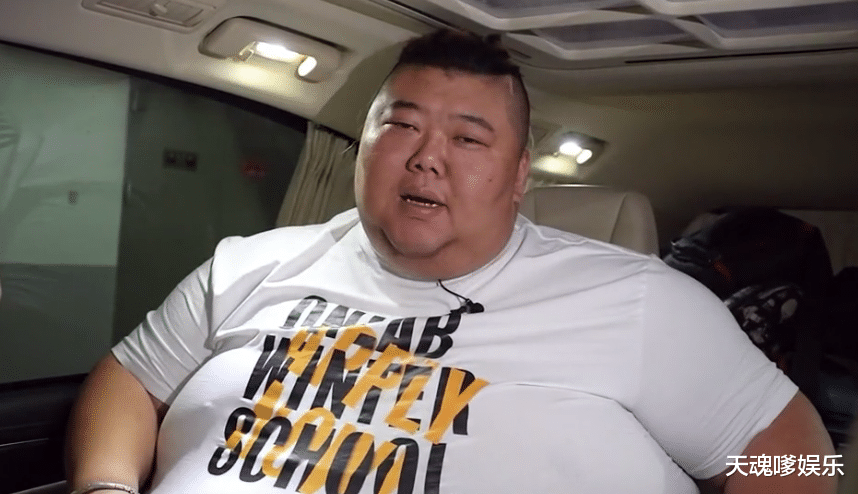 运动 600斤胖猴仔现身健身房，被4个大汉抬上床，腿青紫长出“鱼鳞斑”