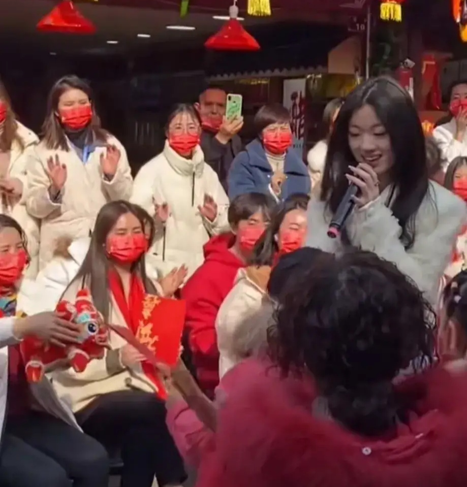 春晚|单依纯伍珂玥同框，原来两人都上了央视“小春晚”，未来可期