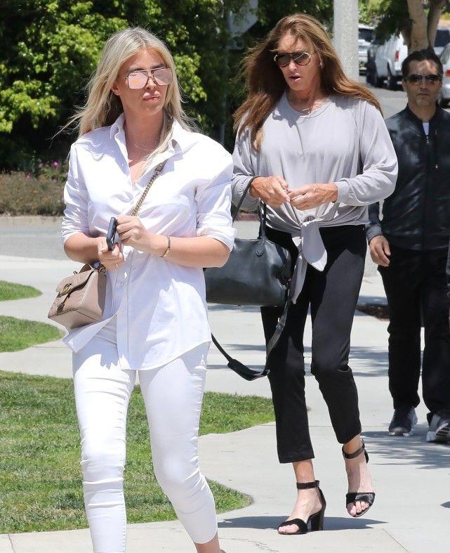 金·卡戴珊|卡戴珊72岁变性爸爸亮相，骨骼变形青筋突兀，26岁女友丰唇太夸张