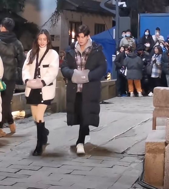 任嘉伦|任嘉伦苏州拍戏被粉丝围观，女主是杨颖，网友说：姐姐只适合走秀